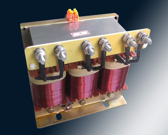 TKSG/TKDG濾波電抗器通過(guò)的是交流電流，它與濾波電容器串聯(lián)使用，組成諧振電路，使其在規(guī)定的頻率點(diǎn)上諧振，濾指定的高次諧波；同時(shí)還可實(shí)玖電力系統(tǒng)的無(wú)功補(bǔ)償和…