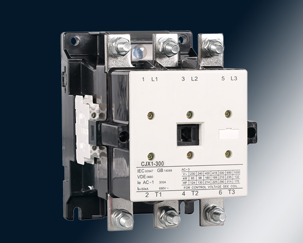 CJX1交流接觸器適用于交流50Hz或60Hz、電壓至690V、電流至475A的電力線(xiàn)路中，供遠(yuǎn)距離頻繁起動(dòng)和控制電動(dòng)機(jī)及接通與分?jǐn)嚯娐?。?jīng)加裝機(jī)械聯(lián)鎖機(jī)構(gòu)后組…